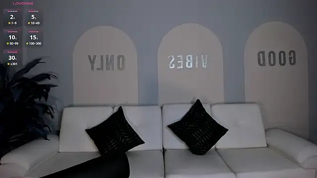 Snapshot of ValeriaRoldanX chatting on June 2026 11:42:01 AM ValeriaRoldanX online show from June 2026 11:42:01 AM