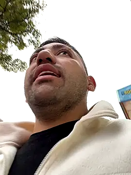 JuanZapata33 online show from November 2025 10:21:02 PM