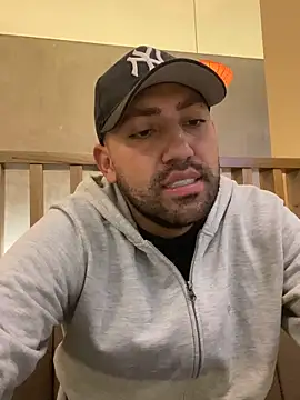 JuanZapata33 online show from December 2025 11:00:02 PM