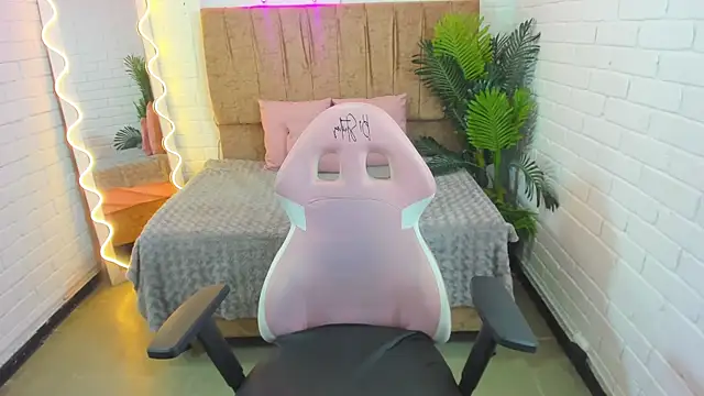 Roxanne tay online show from February 2025 10:51:02 PM