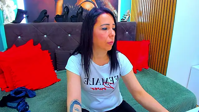Snapshot of LauraSin chatting on May 2026 03:01:02 AM LauraSin online show from May 2026 03:01:02 AM