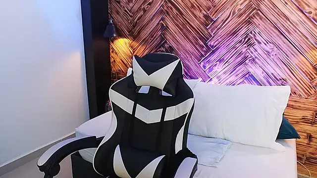 emma collson online show from November 2025 12:09:02 AM