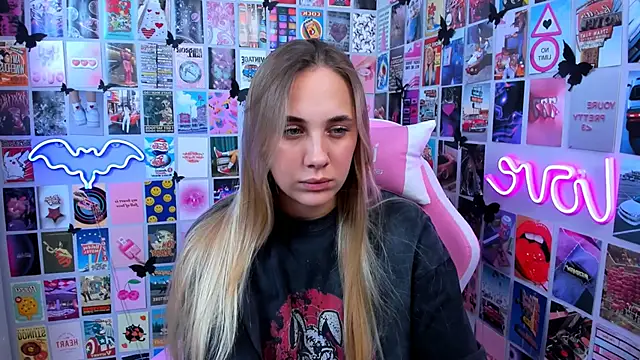 MiaMilas online show from October 2025 05:14:02 PM