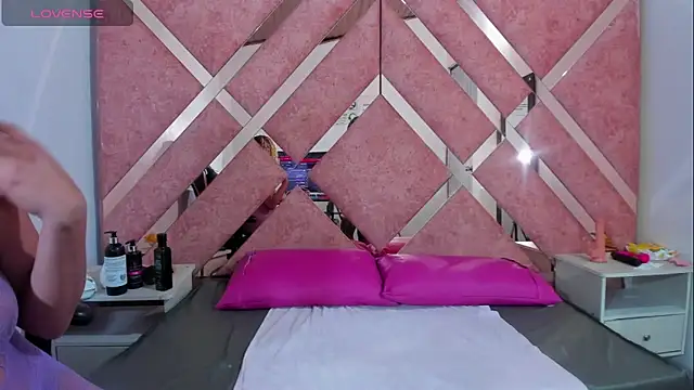 Lucy White   online show from November 2025 09:15:01 PM