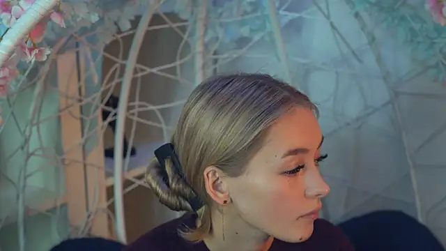 Snapshot of FlairCunard chatting on December 2024 05:52:02 PM FlairCunard online show from December 2024 05:52:02 PM