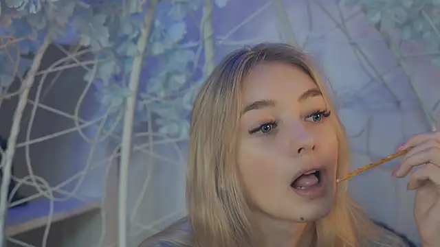 Snapshot of FlairCunard chatting on December 2024 07:34:02 PM FlairCunard online show from December 2024 07:34:02 PM