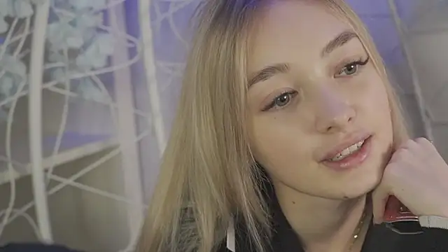 Snapshot of FlairCunard chatting on January 2025 08:43:01 PM FlairCunard online show from January 2025 08:43:01 PM