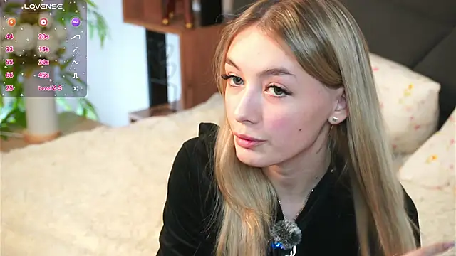 Snapshot of FlairCunard chatting on February 2025 09:29:01 PM FlairCunard online show from February 2025 09:29:01 PM