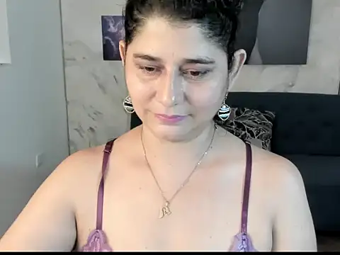 Snapshot of alinabozz1 chatting on June 2026 05:17:01 AM alinabozz1 online show from June 2026 05:17:01 AM