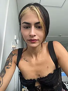 Snapshot of emilie_xx_ chatting on June 2026 04:22:01 PM emilie xx online show from June 2026 04:22:01 PM