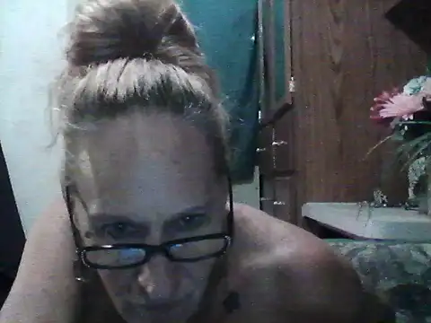 Snapshot of mistresszoila chatting on December 2025 04:17:01 AM mistresszoila online show from December 2025 04:17:01 AM