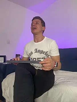 Andrewfalcon online show from November 2025 07:36:01 PM