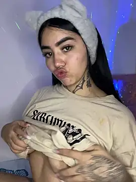 Snapshot of Nickiiiii chatting on January 2025 05:32:01 AM Nickiiiii online show from January 2025 05:32:01 AM