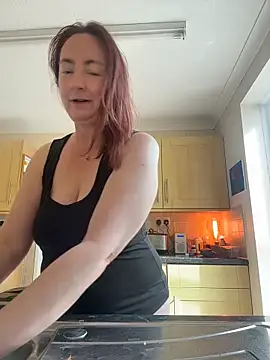 Snapshot of LouiseTswing chatting on May 2026 08:41:02 AM LouiseTswing online show from May 2026 08:41:02 AM