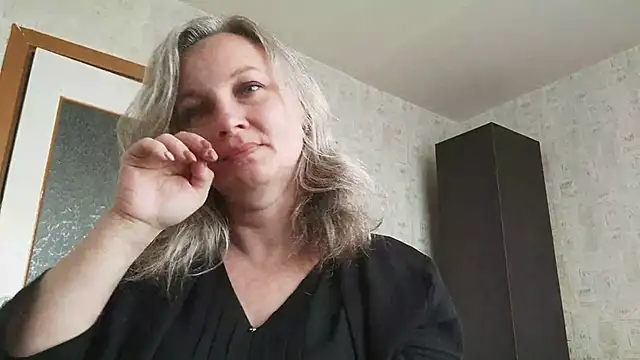 Snapshot of EdithManning chatting on May 2026 05:27:02 AM EdithManning online show from May 2026 05:27:02 AM