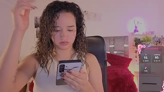 Snapshot of emilyrouxe chatting on May 2026 04:37:02 PM emilyrouxe online show from May 2026 04:37:02 PM