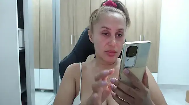 RoxanaLove9 online show from December 2024 11:22:01 PM