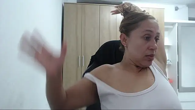 RoxanaLove9 online show from March 2026 10:27:01 PM