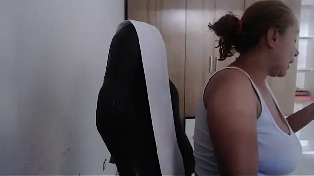 RoxanaLove9 online show from July 2026 09:50:01 PM