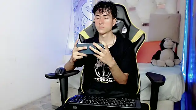 johnny cagee online show from November 2025 04:04:01 AM