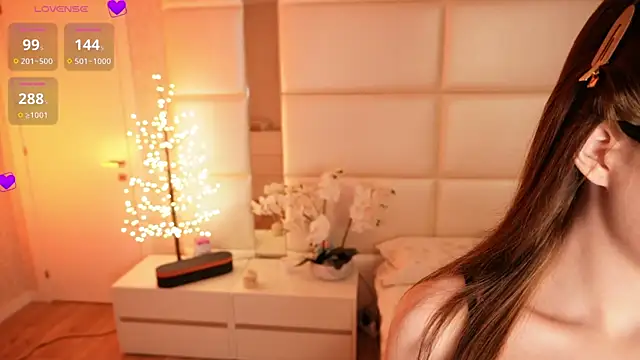 Lilly Colins online show from April 2026 06:35:01 PM