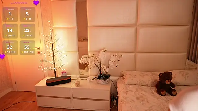 Lilly Colins online show from April 2026 07:08:02 PM