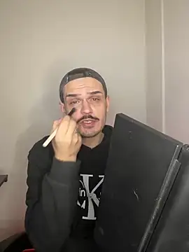 Snapshot of bearded_beauty chatting on February 2025 04:11:02 PM bearded beauty online show from February 2025 04:11:02 PM