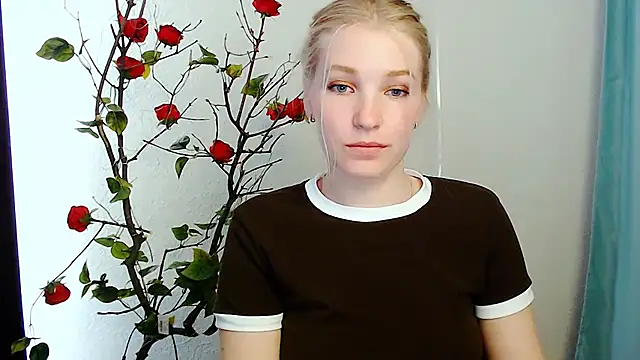 Snapshot of Queen_ofLove chatting on April 2026 01:15:01 PM Queen ofLove online show from April 2026 01:15:01 PM