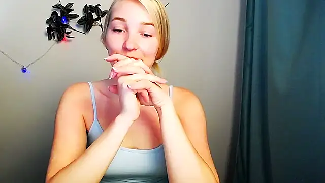 Snapshot of Queen_ofLove chatting on May 2026 10:36:01 AM Queen ofLove online show from May 2026 10:36:01 AM