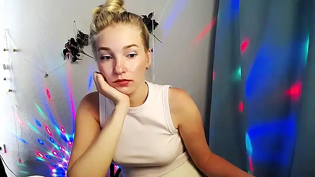 Snapshot of Queen_ofLove chatting on May 2026 11:04:02 AM Queen ofLove online show from May 2026 11:04:02 AM