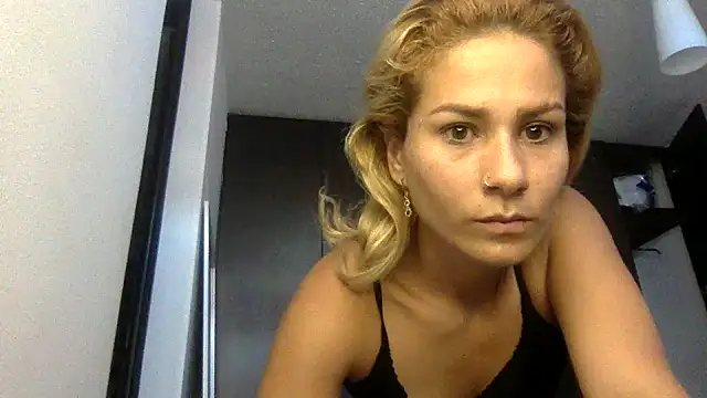Snapshot of sophiee_evanss_ chatting on November 2025 04:18:01 PM sophiee evanss online show from November 2025 04:18:01 PM