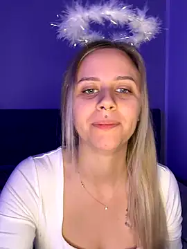 lunawolf21 online show from December 2025 07:39:01 AM