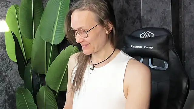 Snapshot of Lillian_White chatting on May 2026 01:00:01 AM Lillian White online show from May 2026 01:00:01 AM