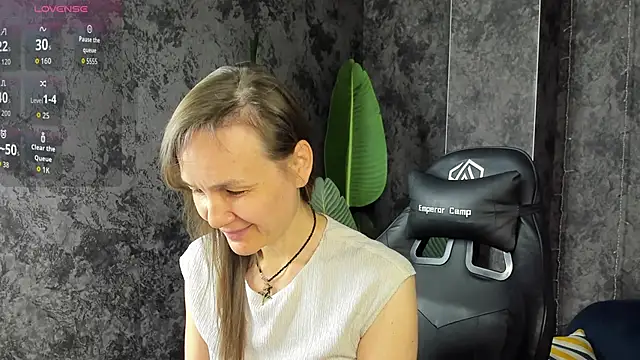 Snapshot of Lillian_White chatting on May 2026 01:00:01 AM Lillian White online show from May 2026 01:00:01 AM