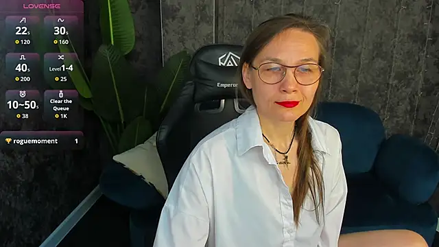 Snapshot of Lillian_White chatting on May 2026 01:01:01 AM Lillian White online show from May 2026 01:01:01 AM