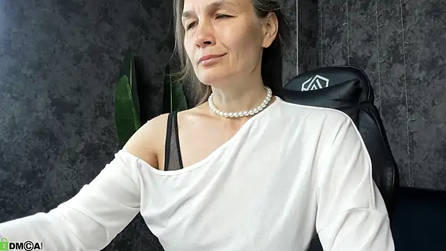 Snapshot of Lillian_White chatting on July 2026 01:00:01 AM Lillian White online show from July 2026 01:00:01 AM