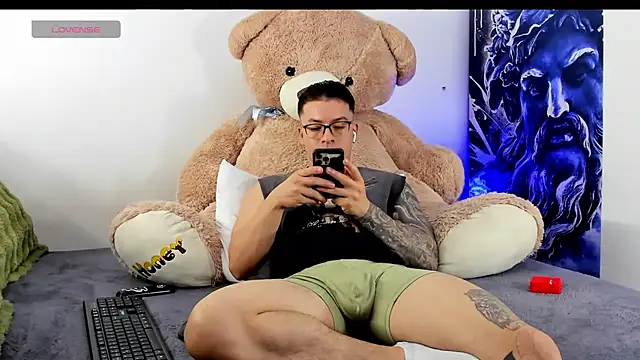 boyc022  online show from January 2026 02:37:01 AM