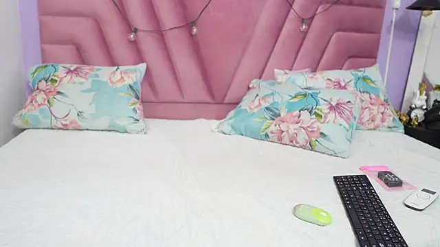 Snapshot of hornybarelylegalgirl chatting on June 2026 12:22:01 PM hornybarelylegalgirl online show from June 2026 12:22:01 PM