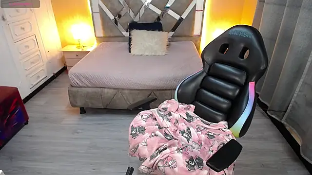 Kate Laurence  online show from March 2025 10:20:01 PM