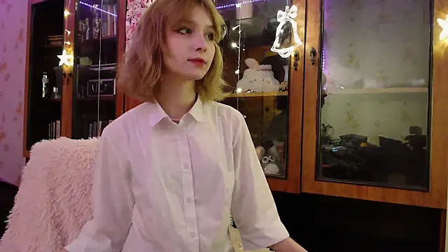 Snapshot of cloudgirrl chatting on January 2025 10:30:02 PM cloudgirrl online show from January 2025 10:30:02 PM