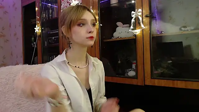 Snapshot of cloudgirrl chatting on January 2025 07:40:01 PM cloudgirrl online show from January 2025 07:40:01 PM