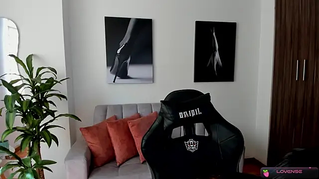 Snapshot of Emmy_petit chatting on December 2024 03:11:01 PM Emmy petit online show from December 2024 03:11:01 PM