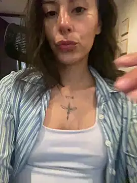 Snapshot of Emmy_petit chatting on February 2025 03:12:02 PM Emmy petit online show from February 2025 03:12:02 PM