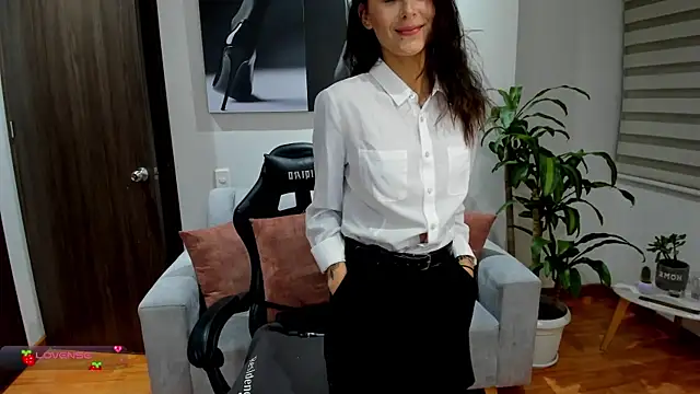 Snapshot of Emmy_petit chatting on February 2025 01:52:01 AM Emmy petit online show from February 2025 01:52:01 AM