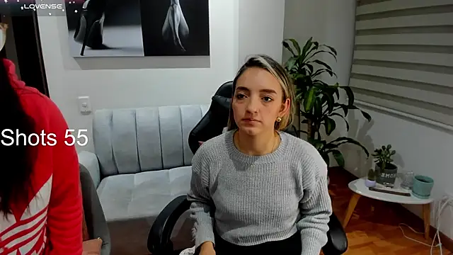 Snapshot of Emmy_petit chatting on March 2025 01:26:02 AM Emmy petit online show from March 2025 01:26:02 AM