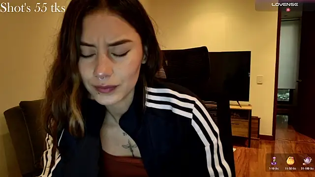 Snapshot of Emmy_petit chatting on November 2025 06:54:02 PM Emmy petit online show from November 2025 06:54:02 PM