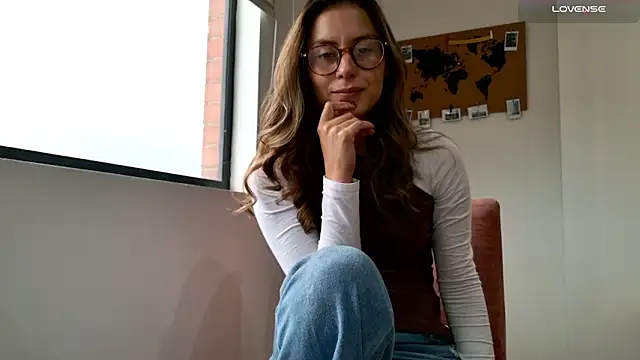 Snapshot of Emmy_petit chatting on December 2025 08:28:02 PM Emmy petit online show from December 2025 08:28:02 PM