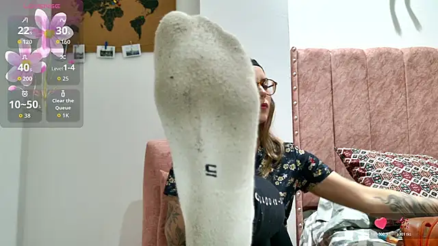 Snapshot of Emmy_petit chatting on February 2026 02:21:02 AM Emmy petit online show from February 2026 02:21:02 AM