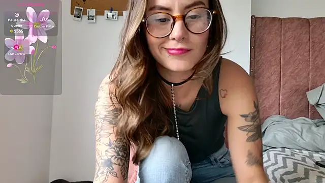 Snapshot of Emmy_petit chatting on February 2026 06:46:01 PM Emmy petit online show from February 2026 06:46:01 PM