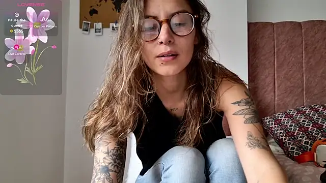 Snapshot of Emmy_petit chatting on February 2026 05:05:02 PM Emmy petit online show from February 2026 05:05:02 PM